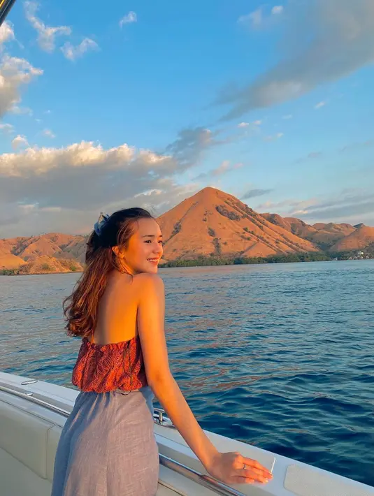 Tidak lupa, saat liburan ke Labuan Bajo tentu harus menikmati liburan dengan naik kapal untuk menikmati pemandangan saat berlayar di perairan sekitarnya. Karena untuk menuju destinasi wisata di titik lainnya seringkali menggunakan kapal. (Liputan6.com/IG/@bebytsabina)