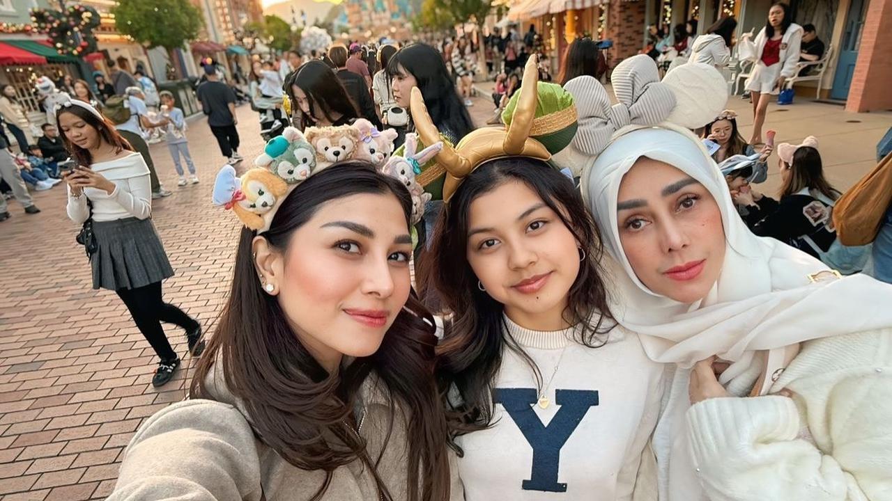 Kedekatan Amy Qanita dan Semua Cucunya Liburan di Hongkong, Penuh Kehangatan Jalan-Jalan Bareng
