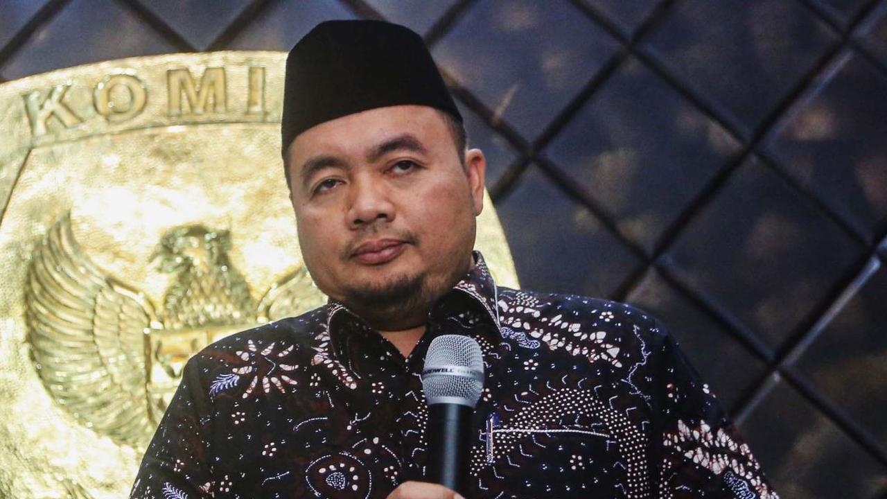 Pelaksana tugas (Plt) Ketua Komisi Pemilihan Umum (KPU) Mochammad Afifuddin&nbsp;memberikan keterangan di Kantor KPU, Jakarta Pusat, Kamis (4/7/2024). KPU resmi menunjuk Komisioner KPU Mochammad Afifuddin sebagai Plt Ketua KPU untuk menggantikan Hasyim As