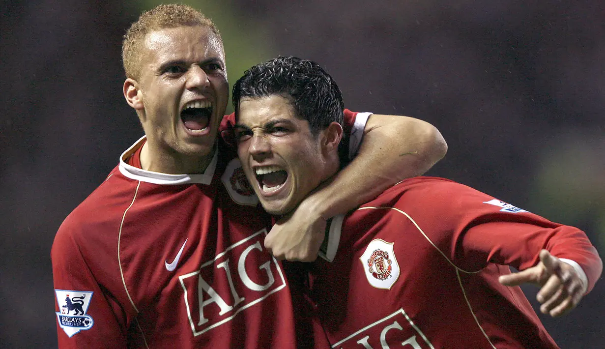 Cristiano Ronaldo. Striker Portugal berusia 37 tahun yang baru 1 musim memperkuat Manchester United di periode keduanya usai didatangkan dari Juventus pada awal musim 2021/2022 dengan nilai transfer 15 juta euro ini total telah memperkuat 4 klub sepanjang kariernya. Tiga klub terakhirnya merupakan klub yang berkompetisi di Liga terbaik dunia, yaitu Manchester United, Real Madrid dan Juventus. Bersama MU yang diperkuatnya selama 6 musim di priode pertamanya mulai 2003/2004 hingga 2008/2009 usai didatangkan dari Sporting Lisbon dengan nilai transfer 19 juta euro, ia mampu menjuarai Premier League 3 musim berturut-turut mulai 2006/2007 hingga 2008/2009. (AFP/Andrew Yates)