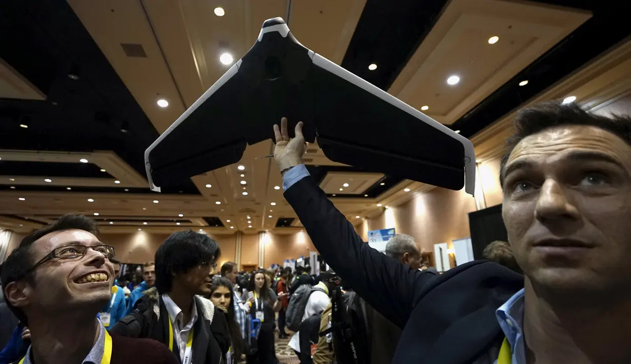Sebuah perusahaan bernama Parrot Company memperkenalkan alat buatannya yang berbentuk seperti pesawat mini yang dinamakan Disco drone di Consumer Electronics Show, Las Vegas. (4/1). Fungsi alat ini seperti drone pada umumnya. (REUTERS / Rick Wilking)