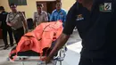Jasad pelaku kasus begal sepeda motor bersenjata api dibawa petugas di RS Polri Kramat Jati, Jakarta, Selasa (20/2). Polisi menembak mati salah seorang dari tiga tersangka karena melawan saat akan ditangkap. (Liputan6.com/Immanuel Antonius)