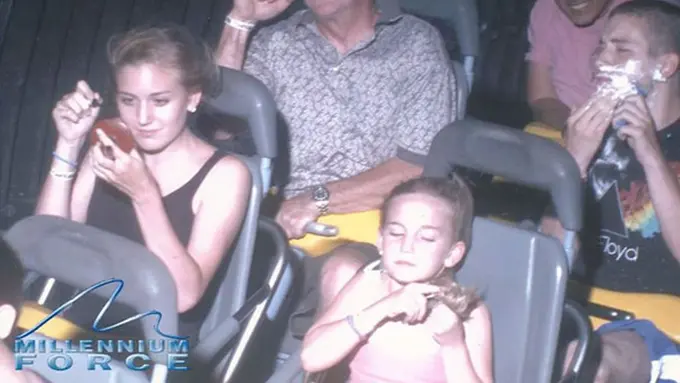 [Bintang] 10 Ekspresi Ternyebelin Orang Lagi Naik Roller Coaster