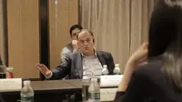 Presiden La Liga, Javier Tebas, saat diskusi bersama 7 jurnalis dari Asia pada SPORTELAsia 2018, di Hotel Shangri-La, Singapura, Rabu (14/3/2018) malam.  (Bola.com/Rizki Hidayat)