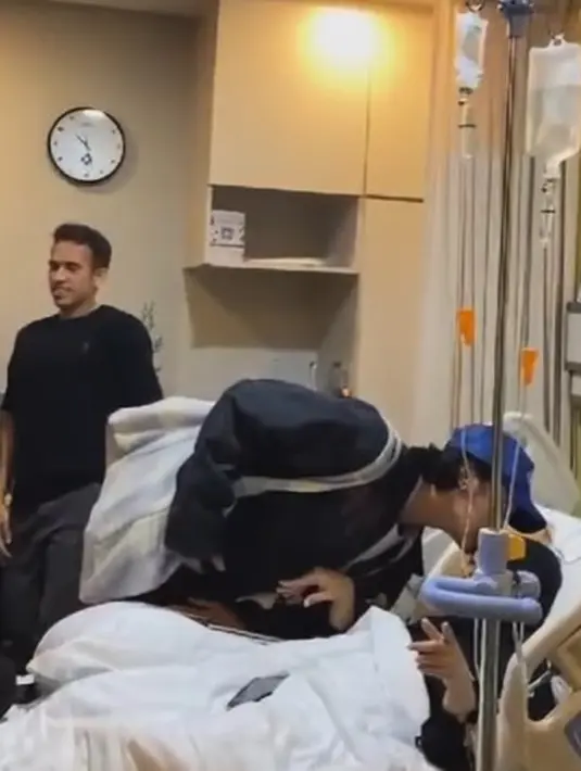 Umi Pipik saat dirawat di rumah sakit [Instagram/_ummi_pipik_]