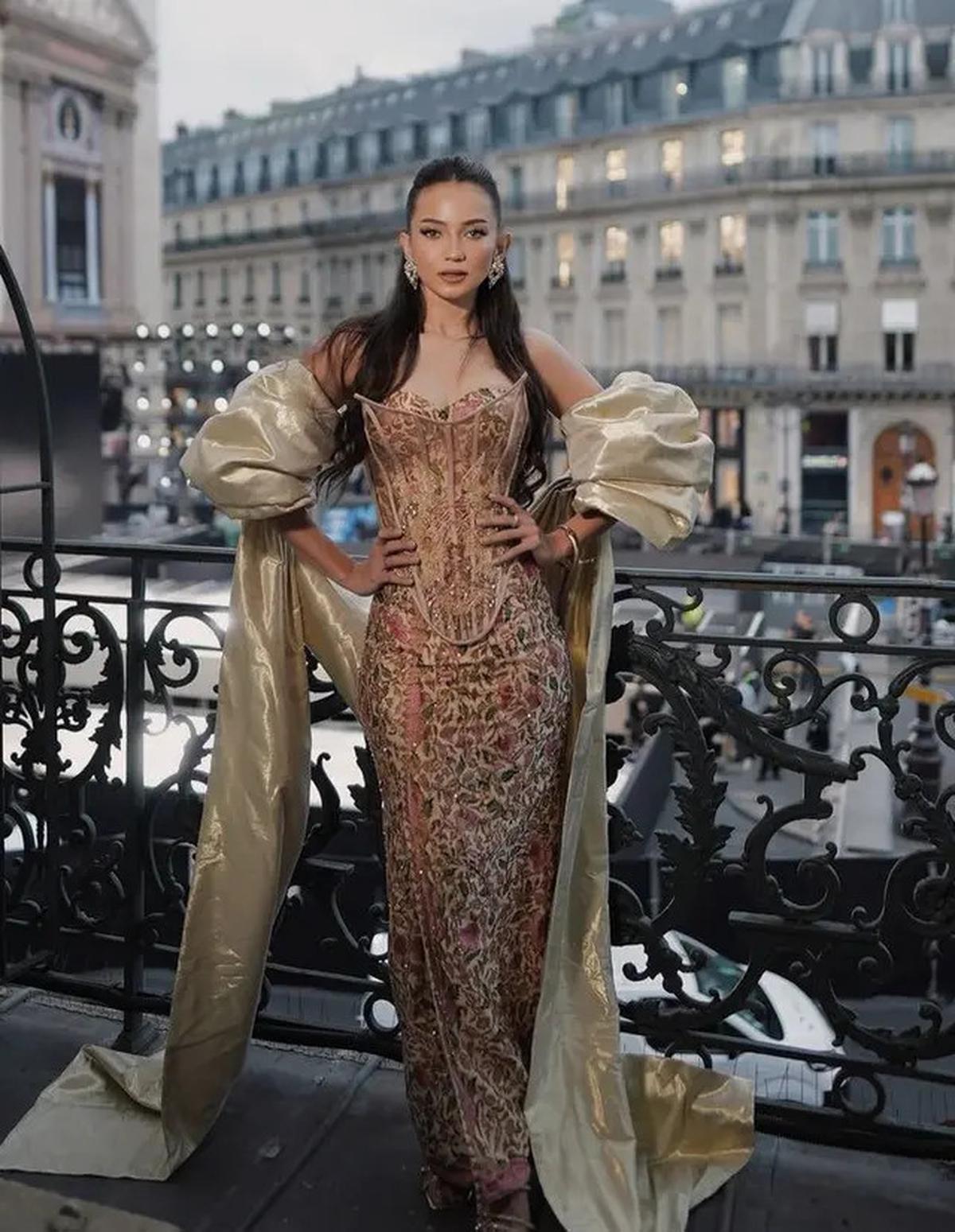 7 Potret Enzy Storia dan Cinta Laura Berbalut Gaun Batik di Paris Fashion Week 2024, Banjir Pujian
