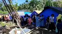 Pengungsian warga di Desa Labuan, Kabupaten Tojo Una-Una. Warga memadati perbukitan desa tersebut setelah gempa magnitudo 5,8 mengguncang pada Kamis pagi (26/8/2021). (Foto: Aparat Desa Labuan).