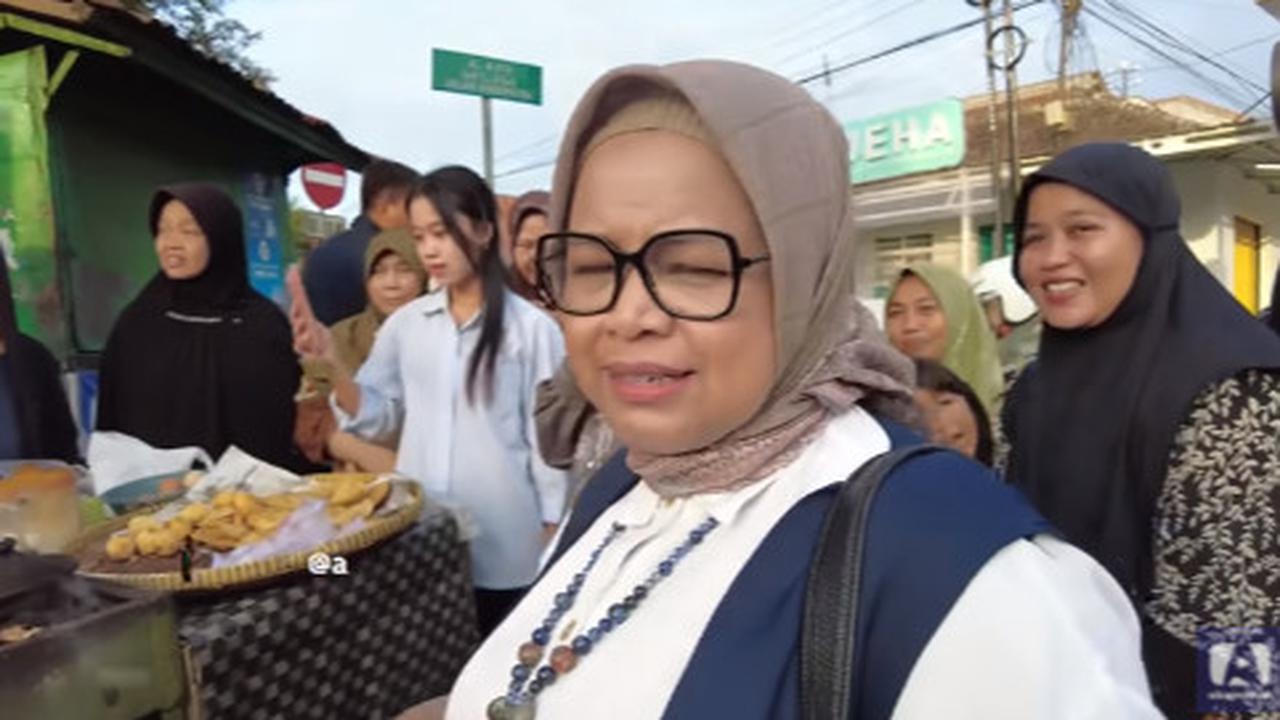 "Dulu sering jajan di sini sama bapak?" tanya sang perekam video.