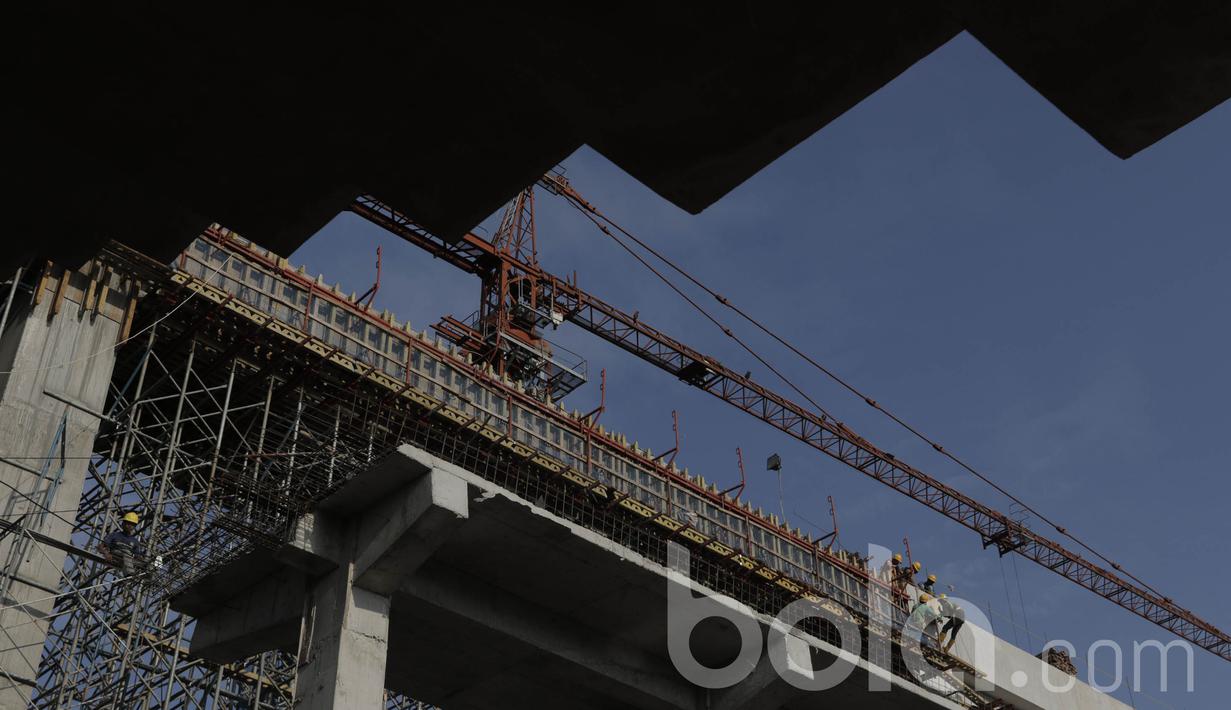 Suasana pengerjaan renovasi kolam renang di Komplek SUGBK. Perombakan tersebut meliputi penambahan lintasan renang serta pemasangan atap. (Bola.com/M Iqbal Ichsan)