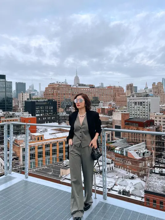 Pada look kedua, Febby Rastanty kenakan vest dan celana abu-abu, lengkap dengan aksesori kalung [@febbyrastanty]