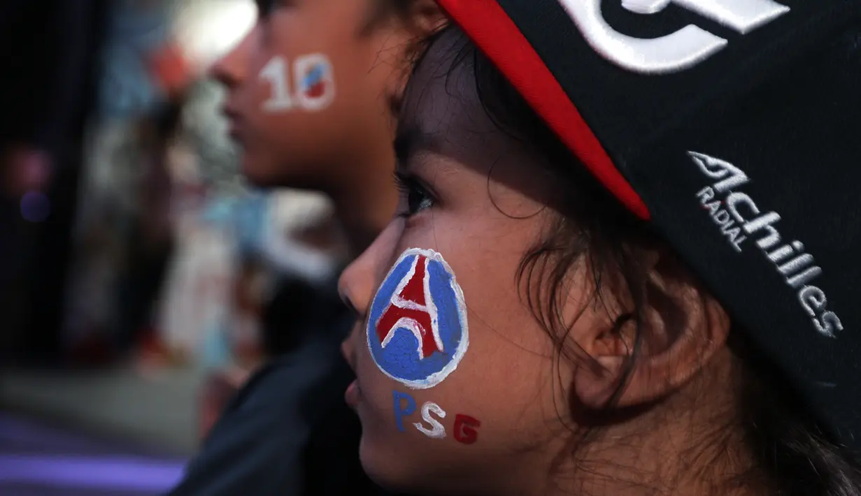 Seorang anak mewarnai wajahnya saat acara nonton bareng di Lippo Mall Kemang, Jakarta, Sabtu (9/2). Pada nobar itu PSG menang 1-0 atas Bordeaux. (Bola.com/Yoppy Renato)
