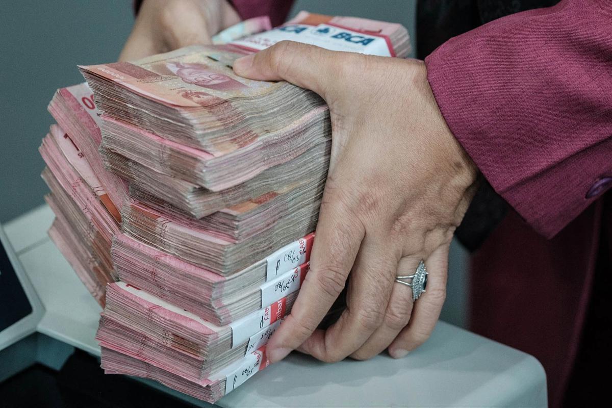 FOTO: Rupiah Tembus Rp 18000 per Dolar AS di Tengah Tekanan Global