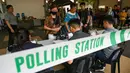 Warga Singapura menuju tempat pemungutan suara pada Jumat dalam pemilihan presiden pertama di negara kota tersebut selama lebih dari satu dekade. (Roslan RAHMAN / AFP)