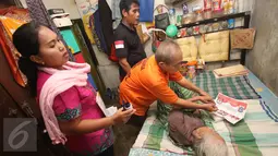 Seorang warga lanjut usia (lansia) melakukan pencoblosan di rumahnya didampingi Panitia Pemungutan Suara (PPS) setempat dalam Pilkada DKI 2017 di wilayah TPS 023 Petamburan, Tanah Abang, Jakarta, Rabu (15/2). (Liputan6.com/Immanuel Antonius)