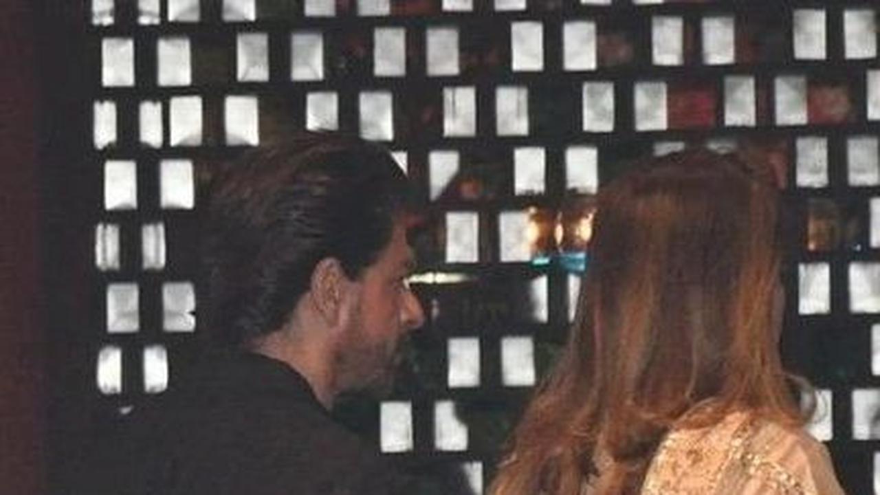 Shahrukh Khan juga hadir dalam pesta tersebut, dia memilih untuk tidak berpose di depan kamera dan langsung masuk ke dalam gedung.