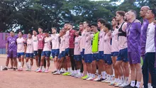 Para pemain Persik saat menyapa fans yang menyaksikan langsung mereka berlatih. (Gatot Sumitro/Bola.com)