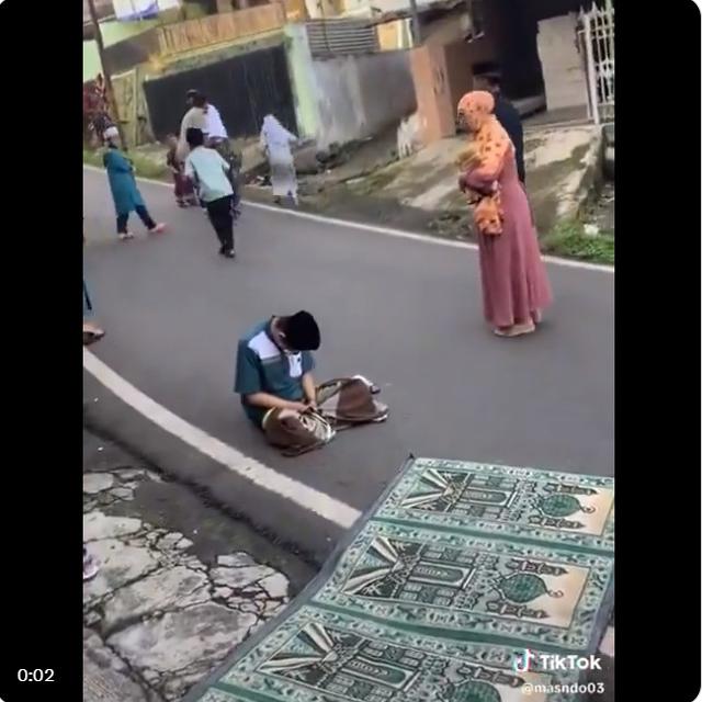 6 Potret Kejadian Lucu Lebaran 2024, Tingkah Bocil Meresahkan Bikin Tepuk Jidat