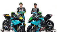 Pembalap Petronas Yamaha SRT, Valentino Rossi dan Franco Morbidelli, memamerkan motor baru untuk balapan MotoGP 2021, Senin (1/3/2021). (Twitter/Petronas SRT)