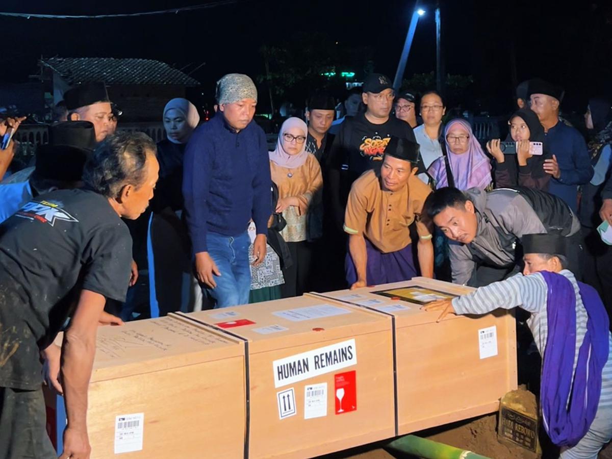 Uya Kuya dan Istrinya Astrid Kuya saat pemulangan jenazah Pekerja Migran Indonesia (PMI) Rifa Hamidah di Jember
