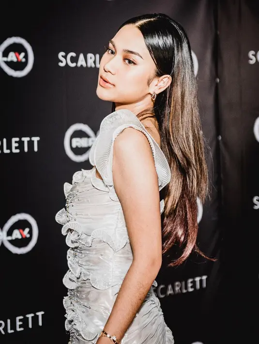 Gaya manglingi lainnya dari Azizah Salsha di acara TikTok. Azizah tampil dengan makeup bold yang glowing bernuansa oranye keemasan yang pas dengan outfit dan gaya rambut panjangnya yang dibelah tengah, ditata lurus dan dibiarkan tergerai. [Foto: Instagram/azizahsalsha_]