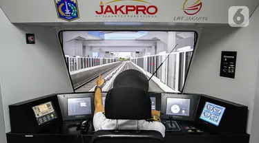 Seorang masinis mengoperasikan simulator kereta Light Rail Vehicle (LRT) Back up Operation Control Centre (BOCC) di Main Control Center (MCC) Depo LRT di Pegangsaan Dua, Kelapa Gading, Jakarta Utara, Kamis (21/12/2023). (Liputan6.com/Faizal Fanani)
