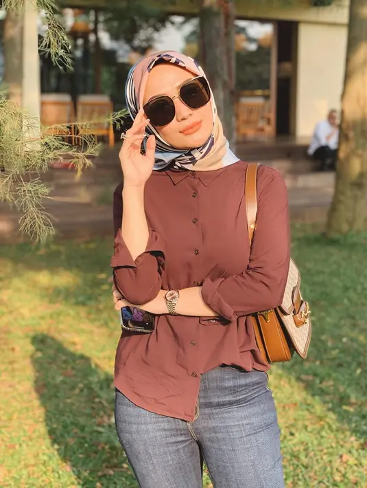 Pemeran sinetron Angling Dharma ini tampil simpel dengan blouse berwarna coklat yang dipadukan dengan celana jeans. Tak lupa akesoris kacamata hitam membuat gaya pemilik nama lengkap Imel Putri Cahyati semakin chic. Meski simpel, gayanya terlihat modis.(Liputan6.com/IG/@imelpc)