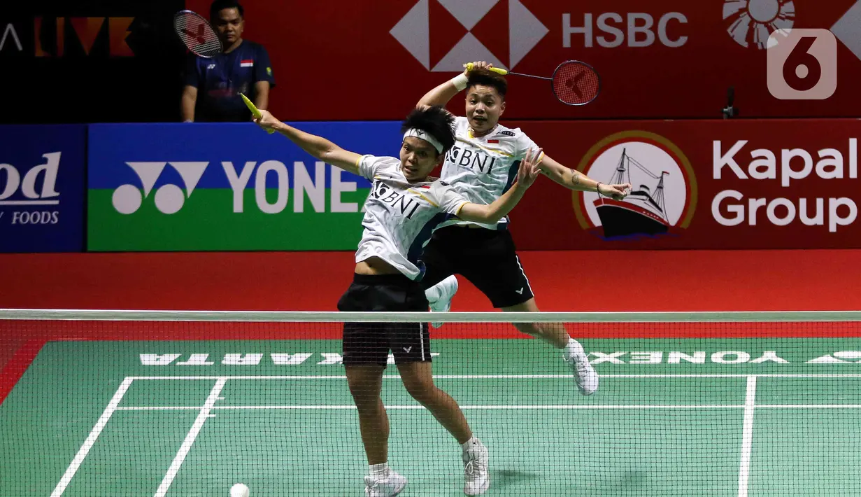 Pada Gim kedua pertandingan berjalan sangat alot karena Apriyani/Fadia bertekad mengimbangi kedudukan. Skor imbang terus terjadi hingga 9-9. (Liputan6.com/Herman Zakharia)