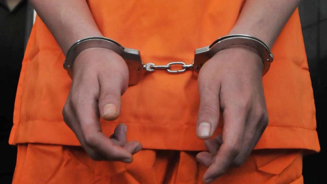 Pemuda berinisial RK (22) pelaku pencurian kotak amal mengungkapkan alasan membakar tirai saf musala di Tebet, Jakarta Selatan.&nbsp;