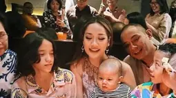 Meski masih diperantarai sang ibu, Noah Sinclair terlihat sudah akrab dengan Tiko. Keduanya sukses mencuri perhatian. (Liputan6.co,/IG/@bclsinclair)