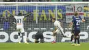 Atalanta berbalik ungul 2-1 pada menit ke-38. Rafael Toloi berhasil menyambar bola mmuntah hasil tendangan Ruslan Malinovskiy yang gagal diantisipasi Samir Handanovic. (AP/Luca Bruno)