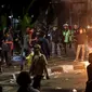 Massa berkumpul dan membakar kardus saat terjadi ricuh akibat unjuk rasa di sekitar jalan Pejompongan, Jakarta, Rabu (25/9/2019). Sebelumnya, unjuk rasa yang dilakukan pelajar STM bentrok dengan aparat kepolisian dibelakang Gedung DPR/MPR. (Liputan6.com/Helmi Fithriansyah)