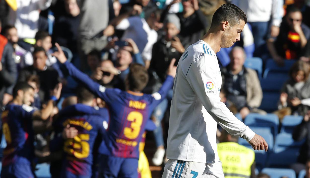 Striker Real Madrid, Cristiano Ronaldo, tampak kecewa usai ditaklukkan Barcelona pada laga bertajuk El Clasico La Liga di Santiago Bernabeu, Sabtu (23/12/2017). Real Madrid takluk 0-3 dari Barcelona. (AP/Paul White)