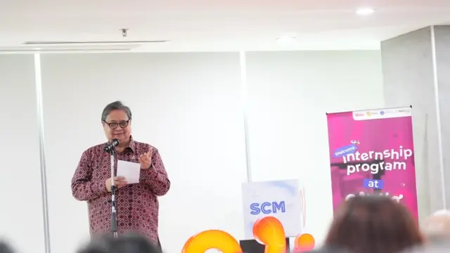 Menko Bidang Perekonomian Airlangga Hartarto dalam kunjungan monitoring pelaksanaan Program Pemagangan Lulusan Perguruan Tinggi di EMTEK Group (PT Elang Mahkota Teknologi) di SCTV Tower, Jakarta, Rabu (17/12/2025). (Foto: ekon.go.id)