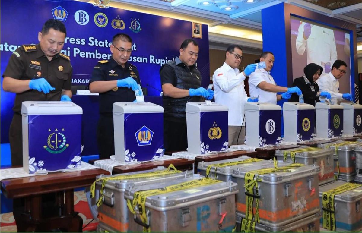 FOTO: Bareskrim dan Bank Indonesia Musnahkan Ratusan Ribu Lembar Uang Palsu