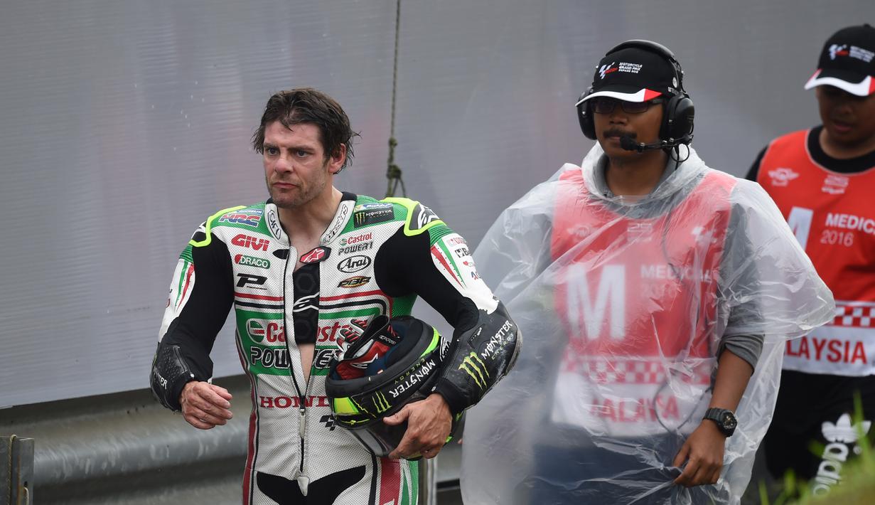 Pebalap LCR Honda, Cal Crutchlow (kiri) berada pada peringkat ketiga pebalap yang sedang menjadi Trending Topic, yakni dengan mendapat  6% total mentions. (AFP/Mohd Rafsan