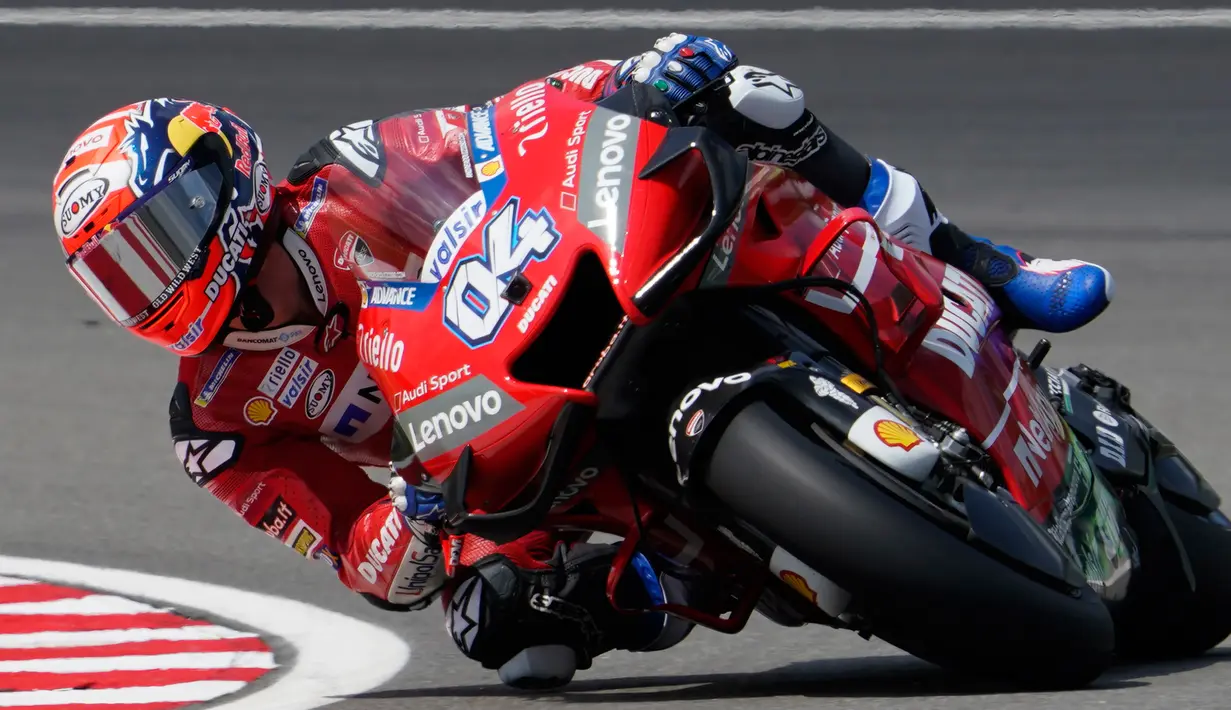 Pembalap Ducati, Andrea Dovizioso saat latihan bebas pertama (FP1) MotoGP Malaysia di Sirkuit Sepang, Jumat (1/11/2019). Andrea Dovizioso berada di posisi kelima pada FP1 MotoGP Malaysia. (AP Photo/Vincent Thian)