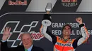 Pembalap Repsol Honda, Dani Pedrosa memegang trofi saat merayakan kemenangannya (kanan) pada balapan MotoGP Spanyol di Sirkuit Jerez, Minggu (7/5). Pedrosa finish terdepan dengan catatan waktu 45 menit 26,827 detik. (AP Photo/Miguel Morenatti)