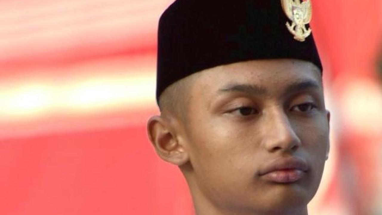 8 Foto Dhofin, Anak Ibnu Jamil, Melaksanakan Tugas Sebagai Anggota Paskibraka: Ekspresi Sukacita dalam Sujud Syukur Usai Menurunkan Bendera