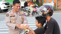 Kabid Humas Polda Kaltara Kombes Pol Budi Rachmad memberikan langsung takjil kepada masyarakat yang melintas di Tugu Cinta Damai, Rabu (7/4/2023).