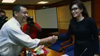 Ketua Pansus Pelindo II, Rieke Dyah Pitaloka dan Dirjen Pajak, Sigit Priadi Pramudito saat rapat di DPR RI, Jakarta, Senin (16/11/2015). Pansus Pelindo II kembali memanggil pihak yang berkaitan dengan pengadaan mobile crane. (Liputan6.com/Johan Tallo)