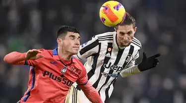 Gelandang Juventus Adrien Rabiot menyundul bola saat menjamu Atalanta pada laga pekan ke-14 Liga Italia di Allianz stadium, Minggu (28/11/2021) dini hari WIB. Juventus kalah 0-1 di kandang sendiri kala menjamu Atalanta. (Fabio Ferrari/LaPresse via AP)