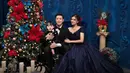 Keluarga Audi Marissa dan Anthony Xie nggak ketinggalan melakukan pemotretan bertema natal. Audi Marissa tampil elegan dengan dress biru, sementara Anthony dan putranya kompak pakai setelan jas. [@fdphotography90]