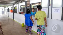 Sejumlah kios 'Lenggang Jakarta' masih terlihat kosong, Jakarta, Jumat (17/4/2015). Para pengunjung terlihat memesan sesuatu di Kios 'Lenggang Jakarta'. (Liputan6.com/Faizal Fanani)