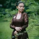 Tampil anggun dalam balutan kebaya kutubaru cokelat dan kain batik lawas, Ariel menghadirkan interpretasi modern tentang kecantikan perempuan Indonesia yang berakar kuat pada tradisi. [@didietmaulana].
