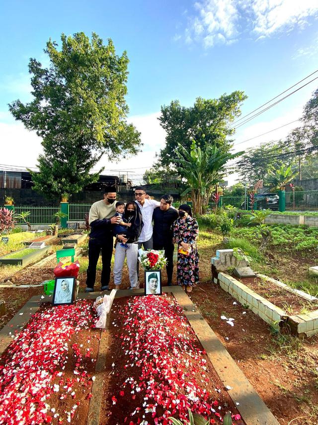7 Potret Keluarga Haji Faisal Ziarah Makam dalam Momen Ulang Tahun Bibi Ardiansyah