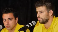 Xavi Hernandez dan Gerard Pique kembali satu tim di Timnas Catalonia setelah sama-sama membela Barcelona dan Timnas Spanyol. (AFP/Paul J Richards)