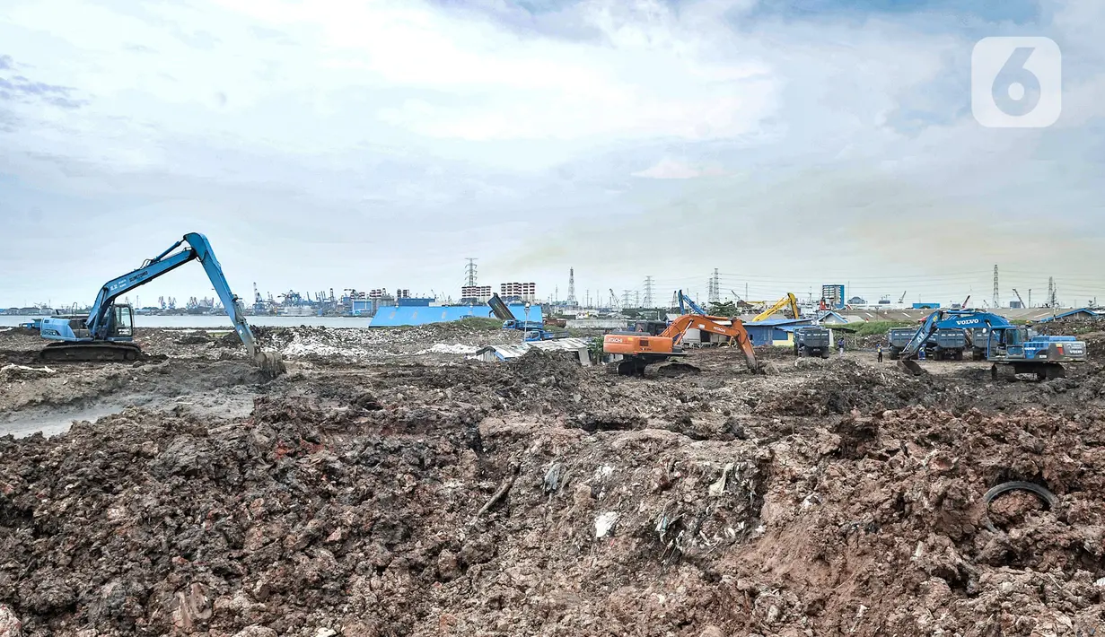 Petugas Dinas SDA DKI Jakarta menggunakan kendaraan alat saat pengurukan lumpur di pesisir Ancol, Senin (11/1/2021). Setiap harinya lumpur dari hasil pengerukan sungai, waduk, hingga gorong-gorong di 5 wilayah DKI dibuang ke kawasan pesisir yang mencapai 400 truk. (merdeka.com/Iqbal S. Nugroho)