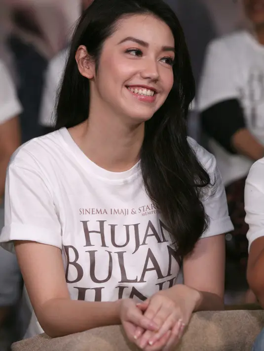 "Film ini itu tantangannya besar sekali, bukan cuma dari Velovenya kan puitis, selain itu puisi Pak Sapardi enggak bisa dibaca seenteng itu.  Saya itu isi VO (Voice Over) ngucapin dialog, beda ya sama dubbing," kata Velove. (Nurwahyunan/Bintang.com)