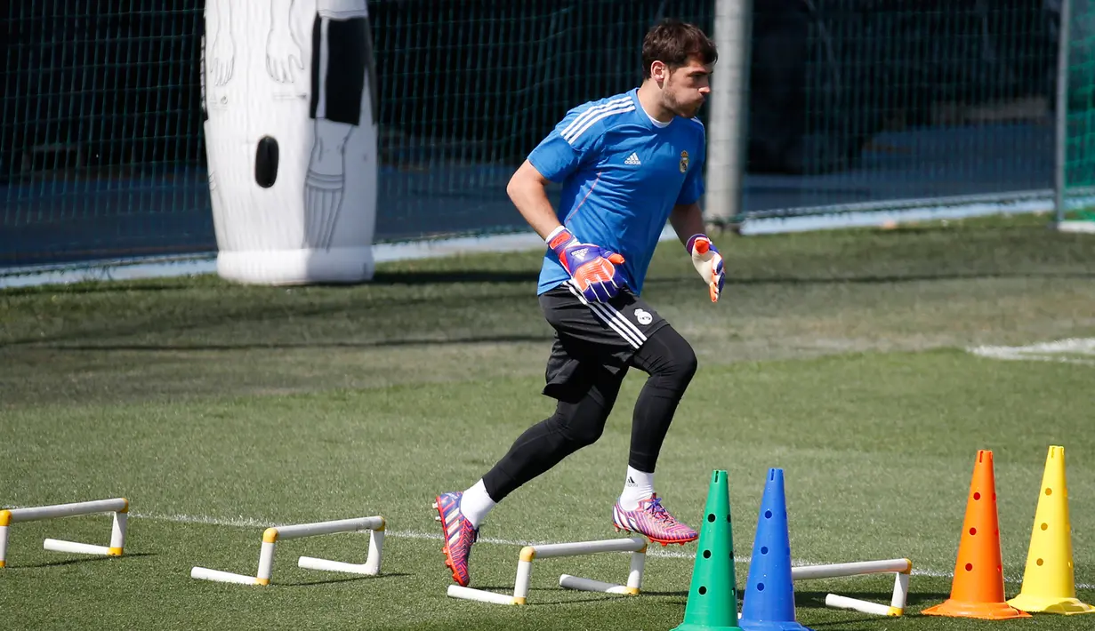 Penjaga Gawang Real Madrid, Iker Casillas saat melakukan sesi latihan di Stadion Santiago Bernabeu, Spanyol (12/5/2015). Real Madrid akan menantang Juventus di leg kedua semifinal Liga Champions. (Reuters/ Juan Medina)