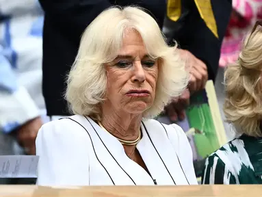 Ratu Camilla dari Kerajaan Inggris digambarkan tiba di Centre Court's Royal Box pada hari kesepuluh Kejuaraan Wimbledon 2023 di The All England Lawn Tennis Club di Wimbledon, London barat daya, Rabu (12/7/2023). (SEBASTIEN BOZON/AFP)